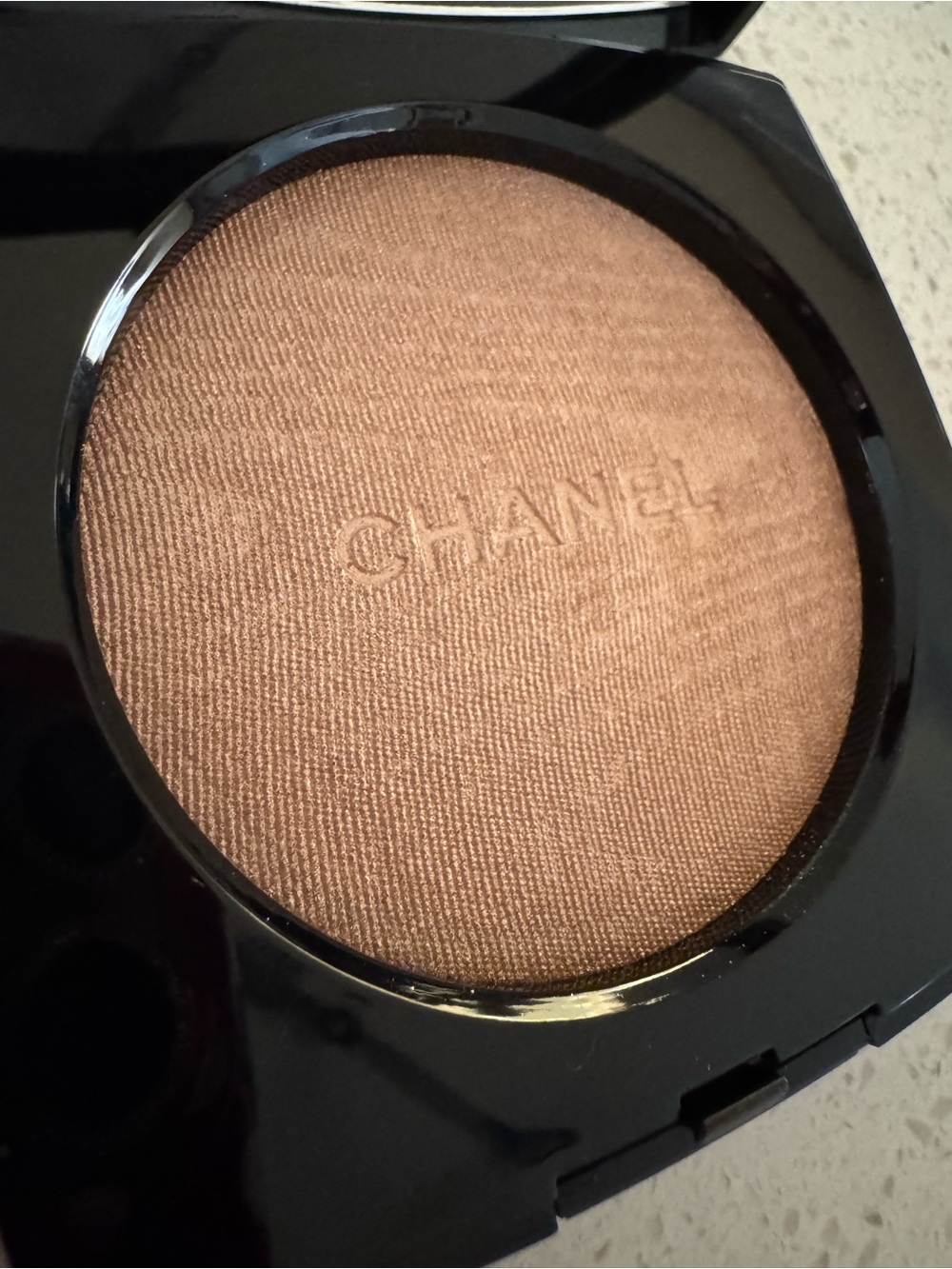 CHANEL Poudre Lumière Highlighting Powder — 10 Ivory Gold